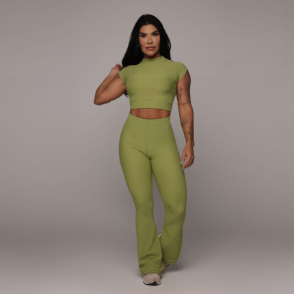 Conjunto Cropped Carmel e Calça Flare Jacquard Canelado Verde Oliva